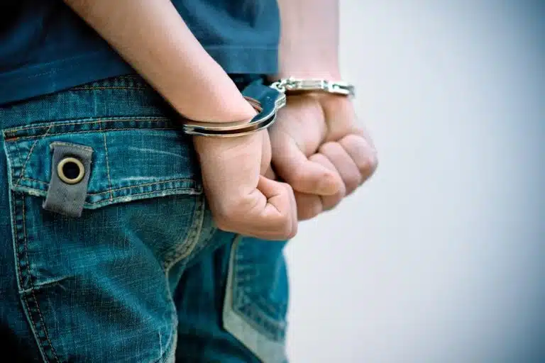 UHAPŠEN KINEZ KOJI JE PRE 6 DANA PRETUKAO SUPRUGU U SURČINU: Za njim bila raspisana poternica, odmah mu određen pritvor!