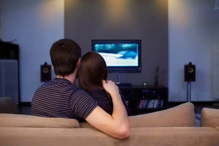 Da li pogrešno gledate TV? Postoji tačno određena udaljenost ekrana od očiju, stručnjaci istakli zašto je važno da se to poštuje