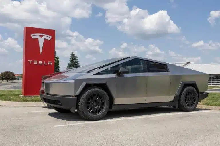 Tesla u krizi: Polovni automobili preplavljuju tržište, a Mask izaziva revolt potrošača (VIDEO)