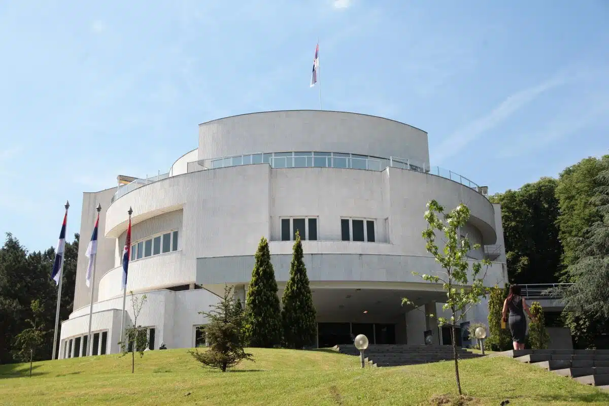 Svi ste čuli za vilu Mir, a znate li šta njeno ime znači? Nema veze sa mirom, niti sa Slobinom Mirom… Čekala je 20 godina na prvog stanara