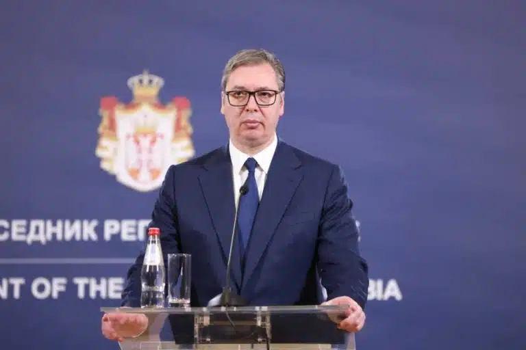 ŠAHOVSKA PARTIJA U SRBIJI SE BLIŽI KRAJU: Vučić strateški sprema mat, opozicija u očaju ruši figure!