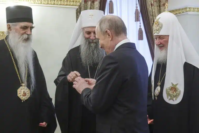 “PREDSEDNIK VUČIĆ MI REKAO DA ĆE BITI U MOSKVI 9. MAJA BEZ OBZIRA NA OKOLNOSTI U EVROPI” Patrijarh Porfirije sa Putinom, ruski lider:Znamo da je situacija teška