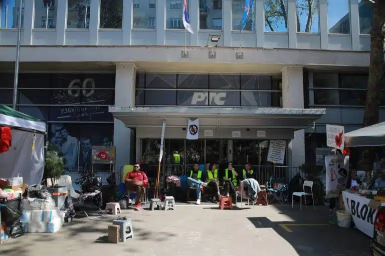 KO ĆE ODGOVARATI ZA BLOKADU TELEVIZIJE? Krivični zakon jasan: Blokada RTS nije protest već krivično delo! Za to je predviđena kazna, uključujući i zatvor